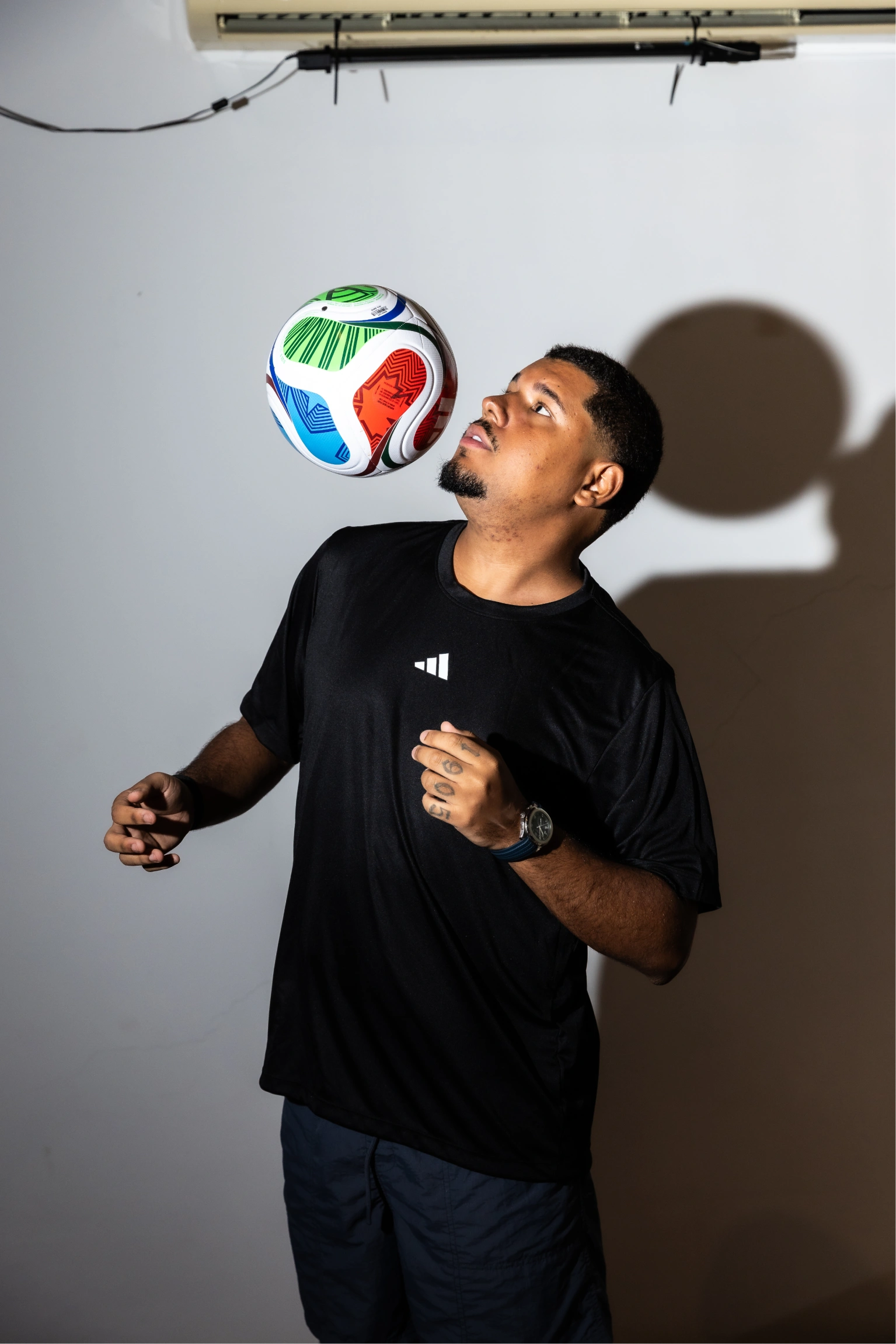 Torcedor com a taça no estádio do Mundial 2026
